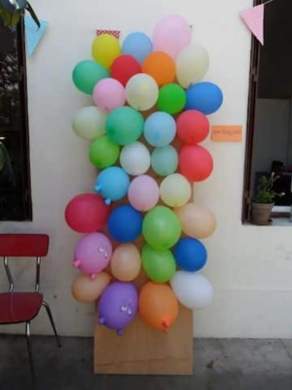 Sur Pinterest mur ballons avec surprises et bonbons à l'intérieur – yeux bandés,
