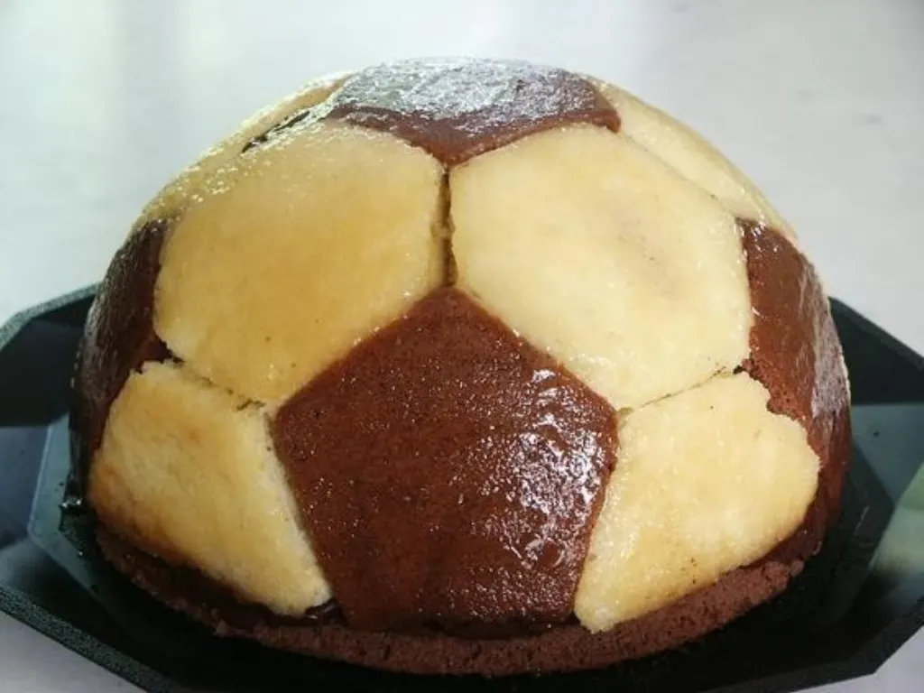 Sur Pinterest Gâteau ballon de foot : comment faire un gâteau en forme de ballon de