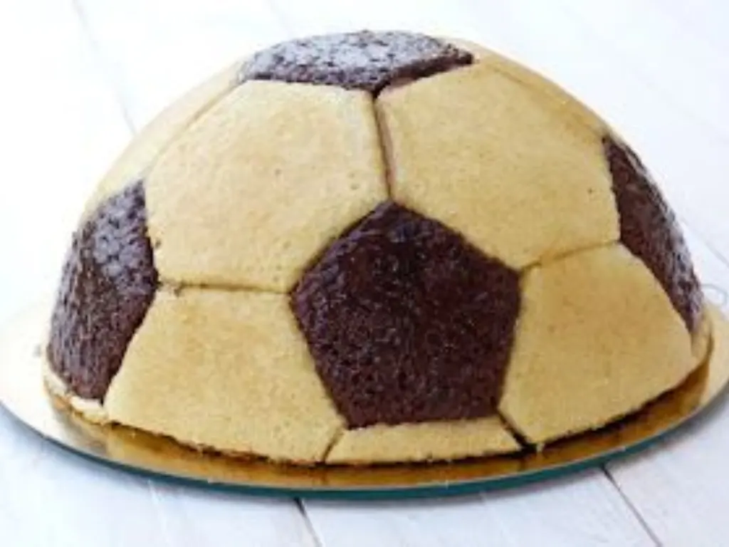 Sur Pinterest Gâteau d’anniversaire ballon de foot, mousses chocolat noir et blanc