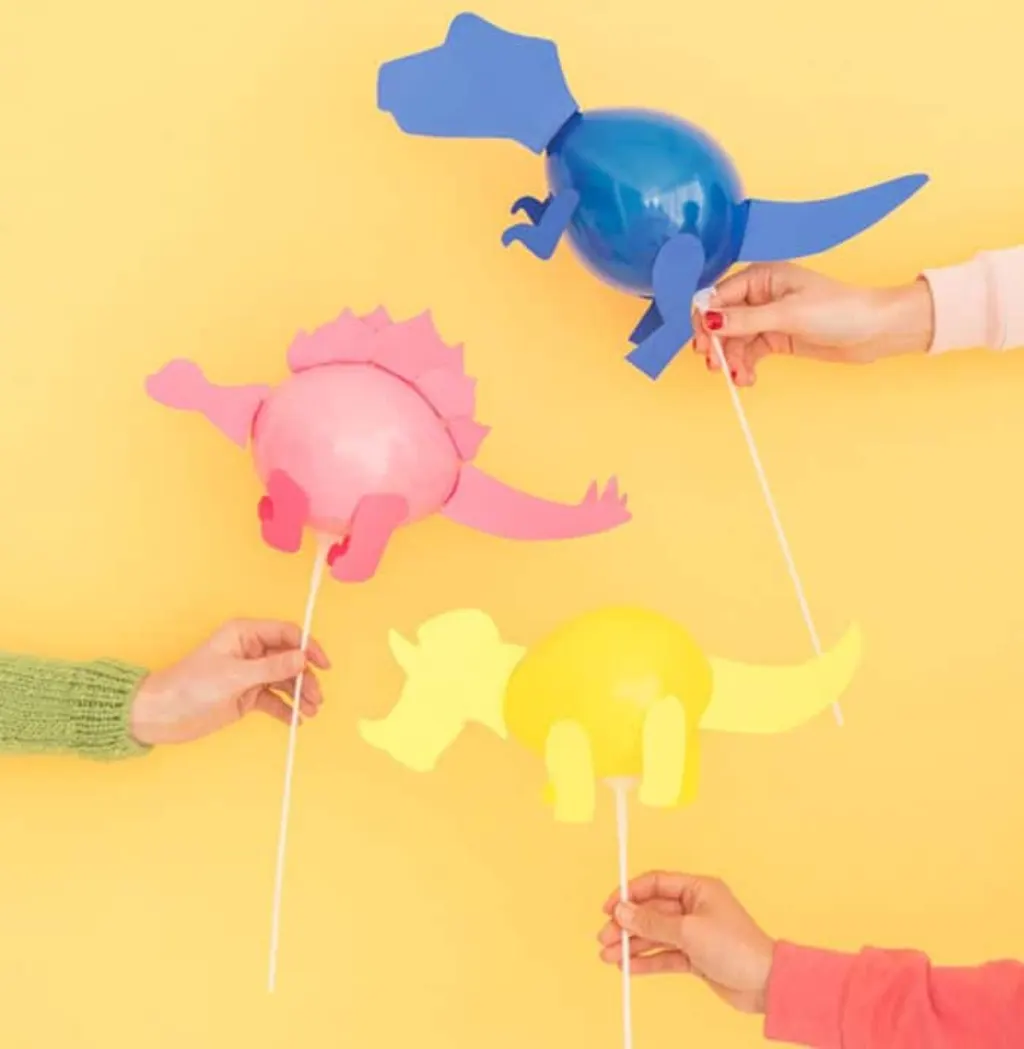 Sur Pinterest Réaliser des mini dinosaures en ballon pour une déco d’anniversaire