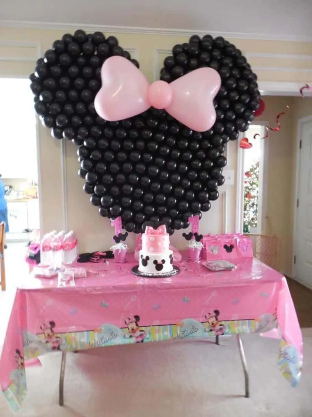 Sur Pinterest Minnie Mouse cake table decor