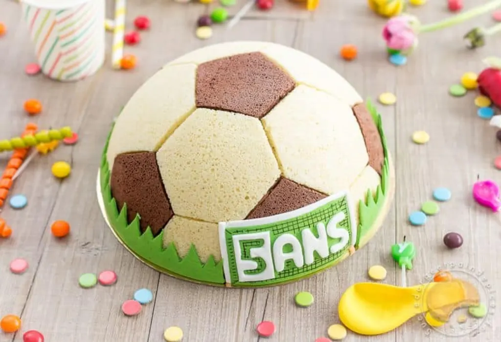 Sur Pinterest Gâteau d'anniversaire personnalisé en forme de ballon de foot