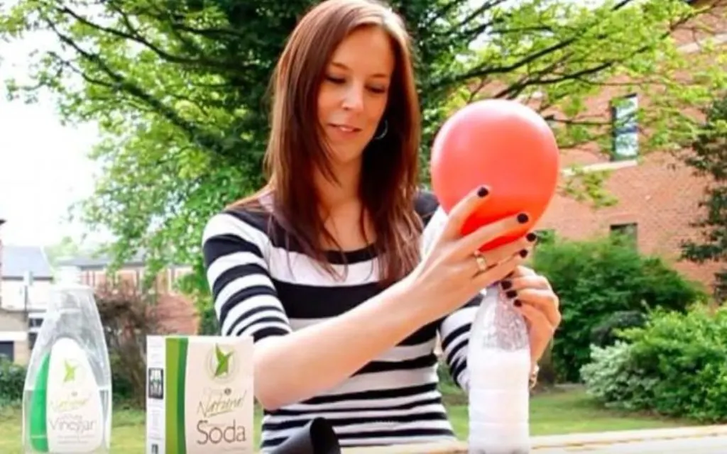 Sur Pinterest Elle met du bicarbonate de soude dans un ballon et nous montre comment
