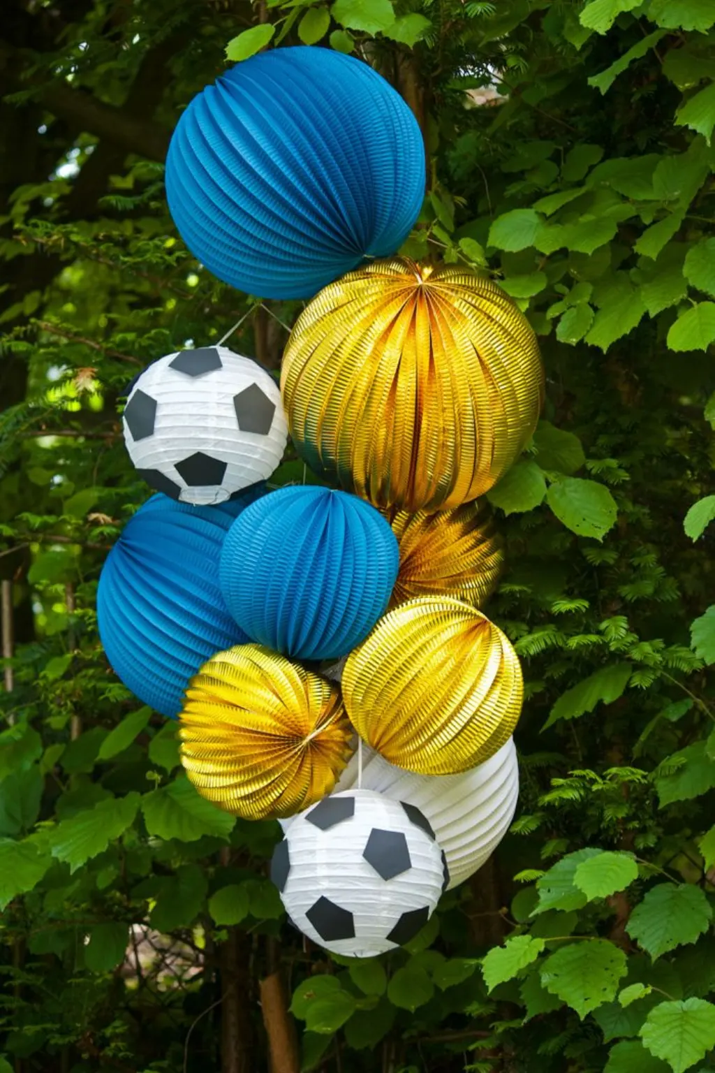 Sur Pinterest Anniversaire foot avec un décor de lampions en papier pour une fête