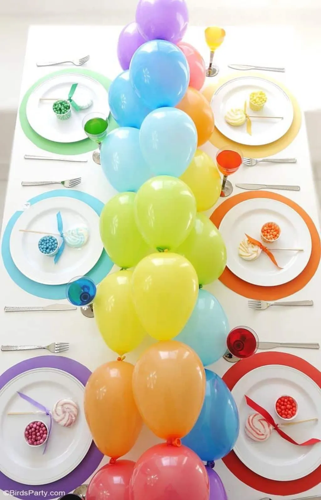 Sur Pinterest Rainbow Tablescape & DIY Balloon Garland