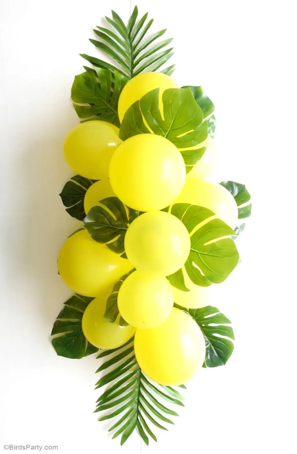 Sur Pinterest DIY Balloon & Fronds Tropical Party Centerpiece