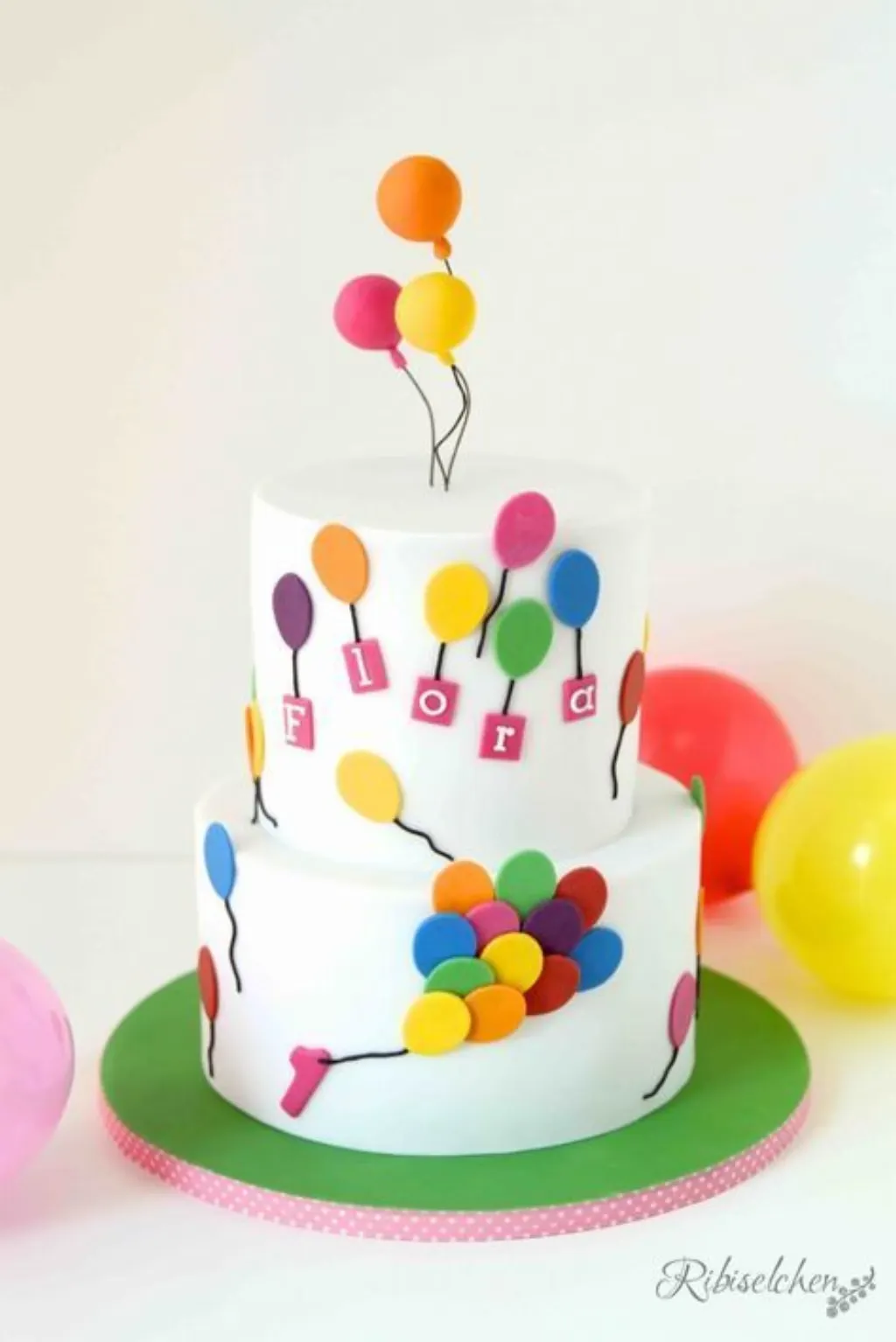 Sur Pinterest Eine Schmetterlingstorte und Luftballontorte für eine kleine Dame