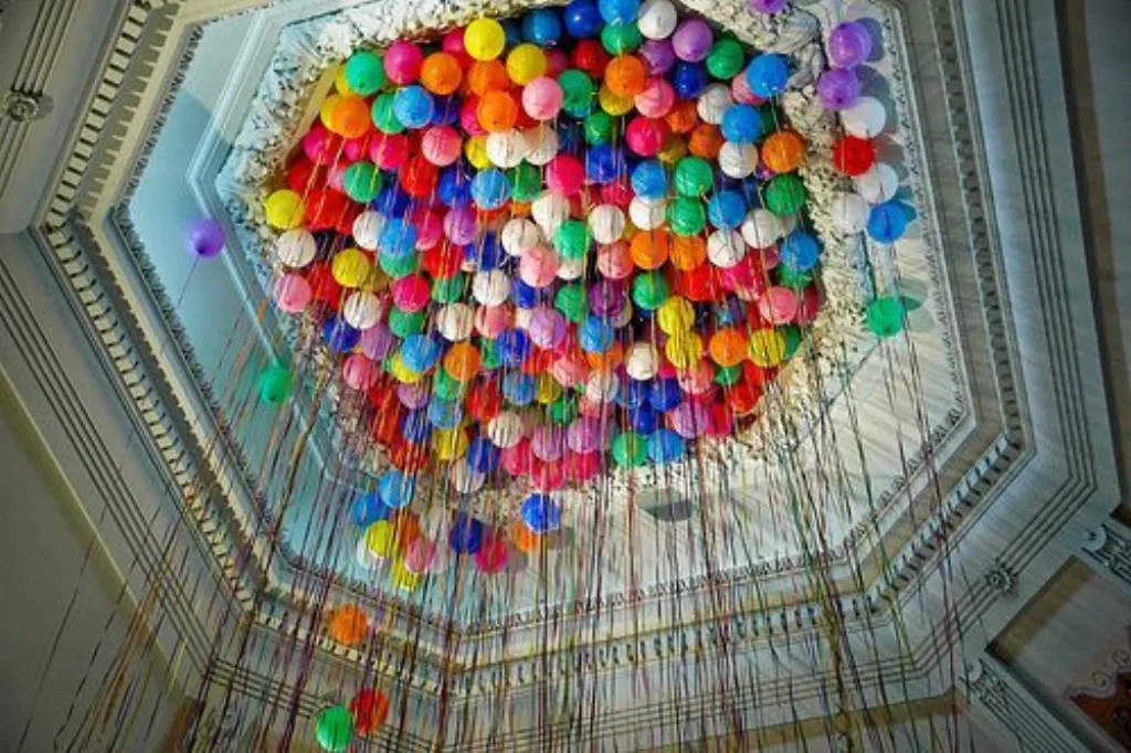 Sur Pinterest Comment faire tenir un ballon de baudruche au plafond, sans hélium ?