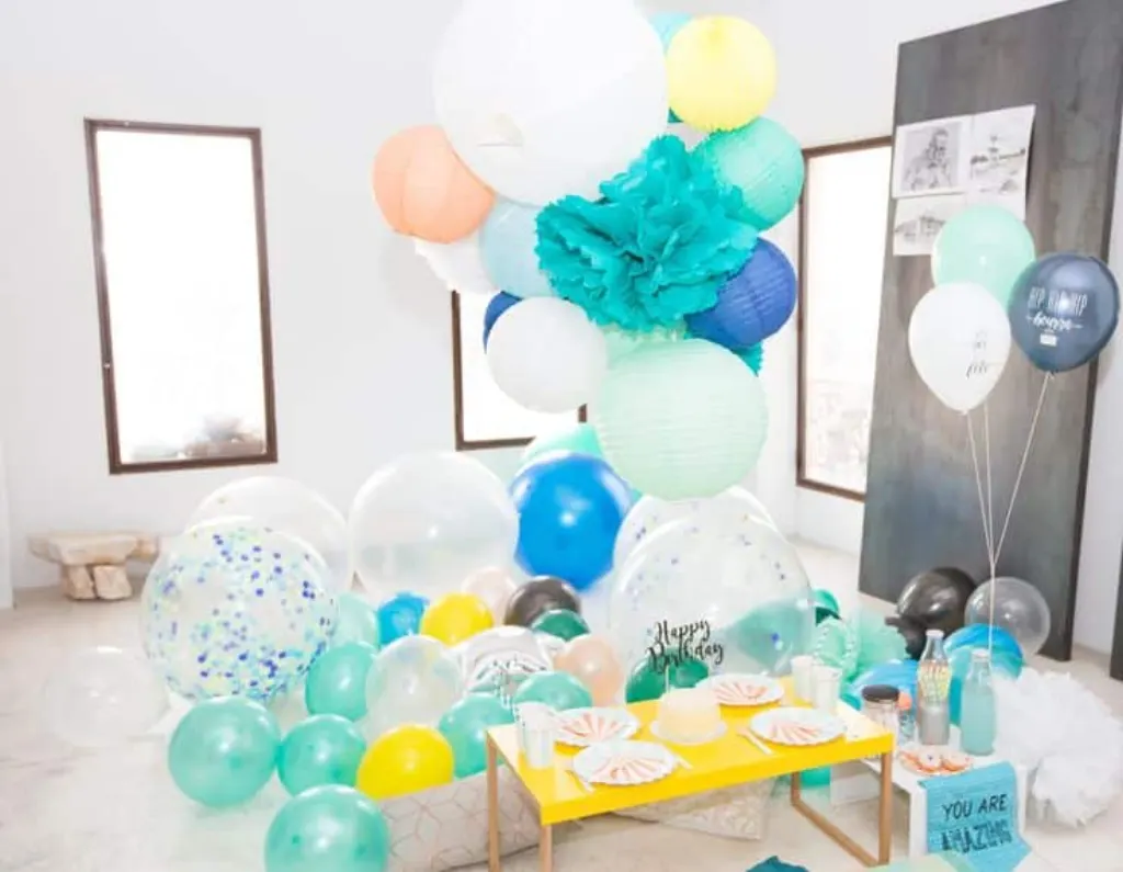 Sur Pinterest anniversaire bleu menthe et coloré avec ballons, pompons, boule