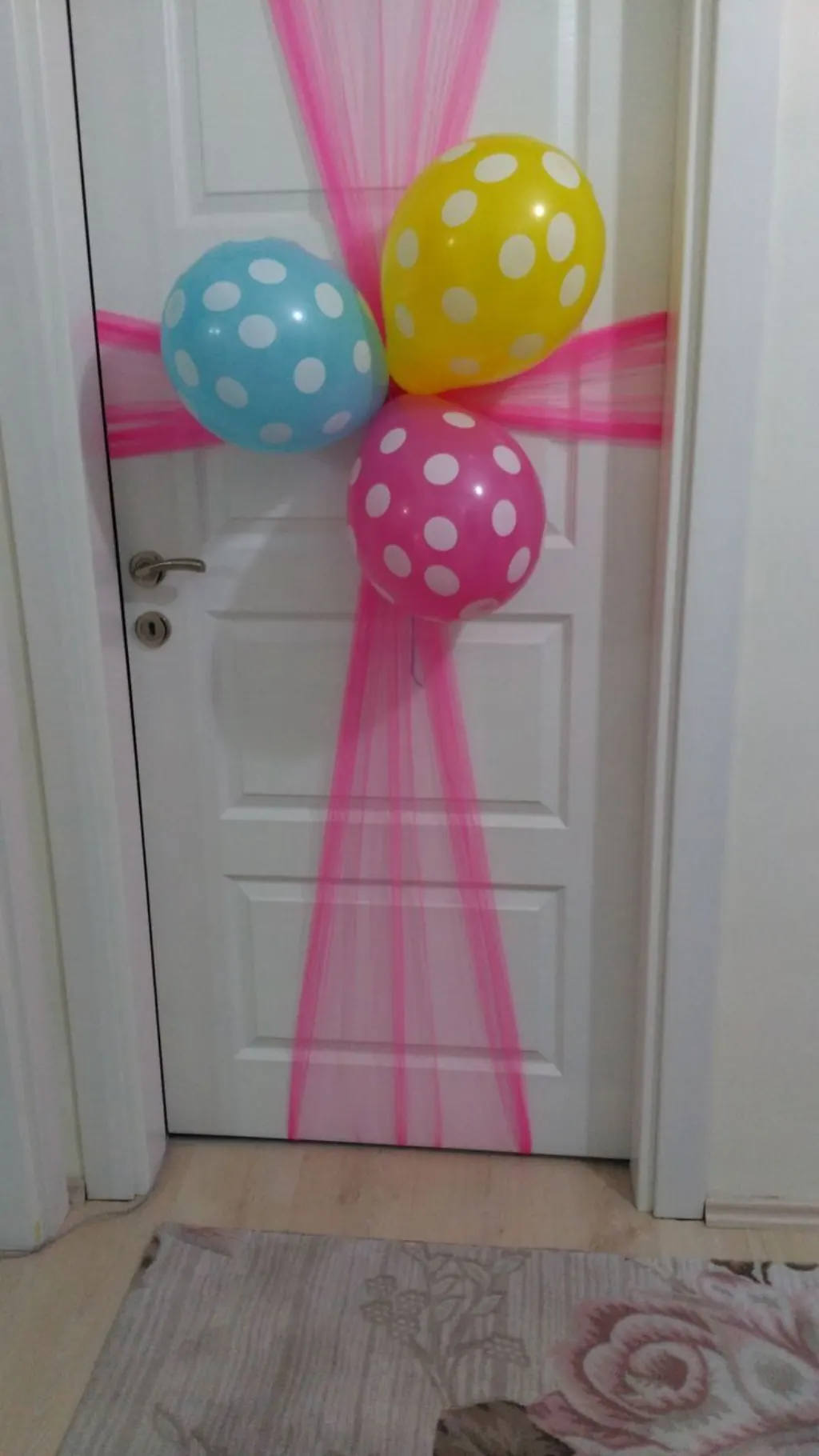 Sur Pinterest Sheer ribbon tied to the door with three balloons