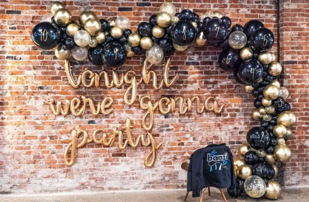 Sur Pinterest DIY NYE Countdown Organic Balloon Garland Kit – chrome gold confetti