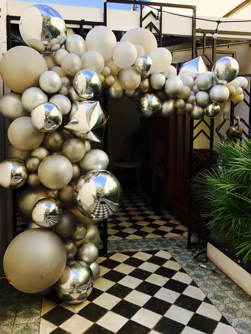 Sur Pinterest Golden garland of latex balloons, mylar balloons and geometric