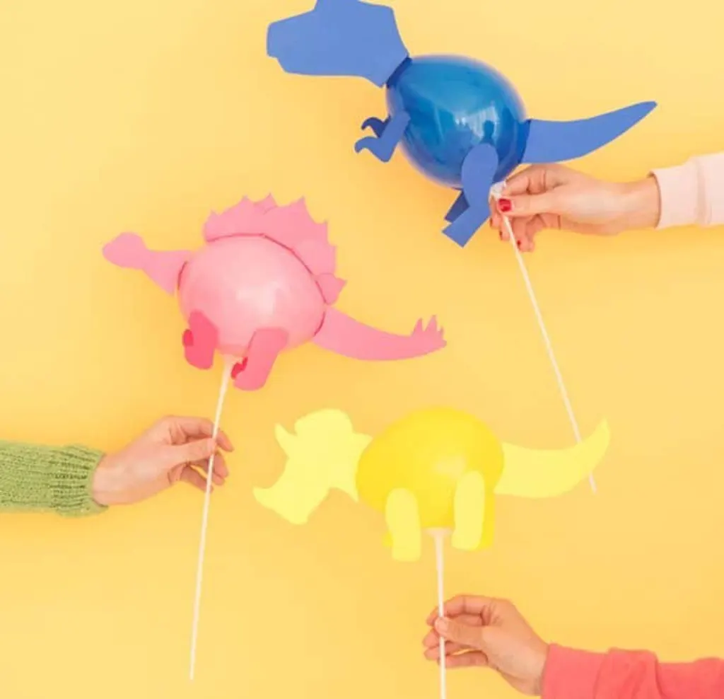 Sur Pinterest Réaliser des mini dinosaures en ballon pour une déco d’anniversaire
