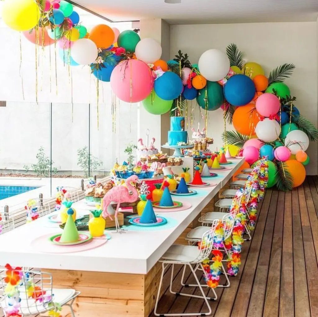 Sur Pinterest Adorable!! I love the streamers mixed in with the balloons!