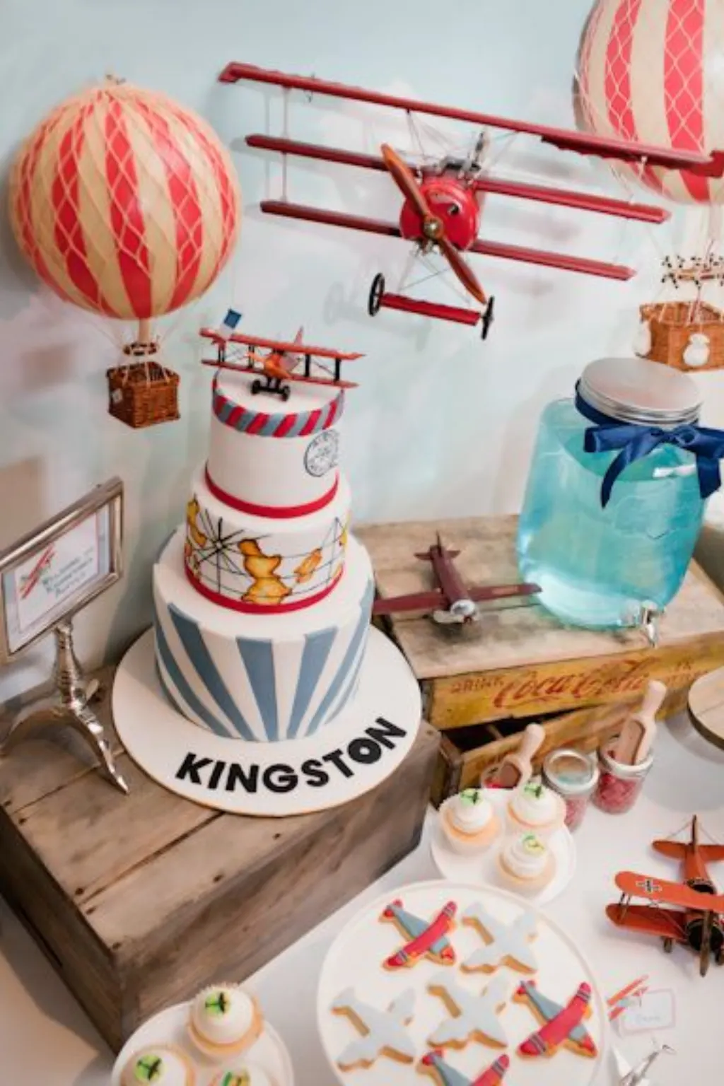 Sur Pinterest The Places you will go, A Vintage Airplane and Hot Air Ballon Themed