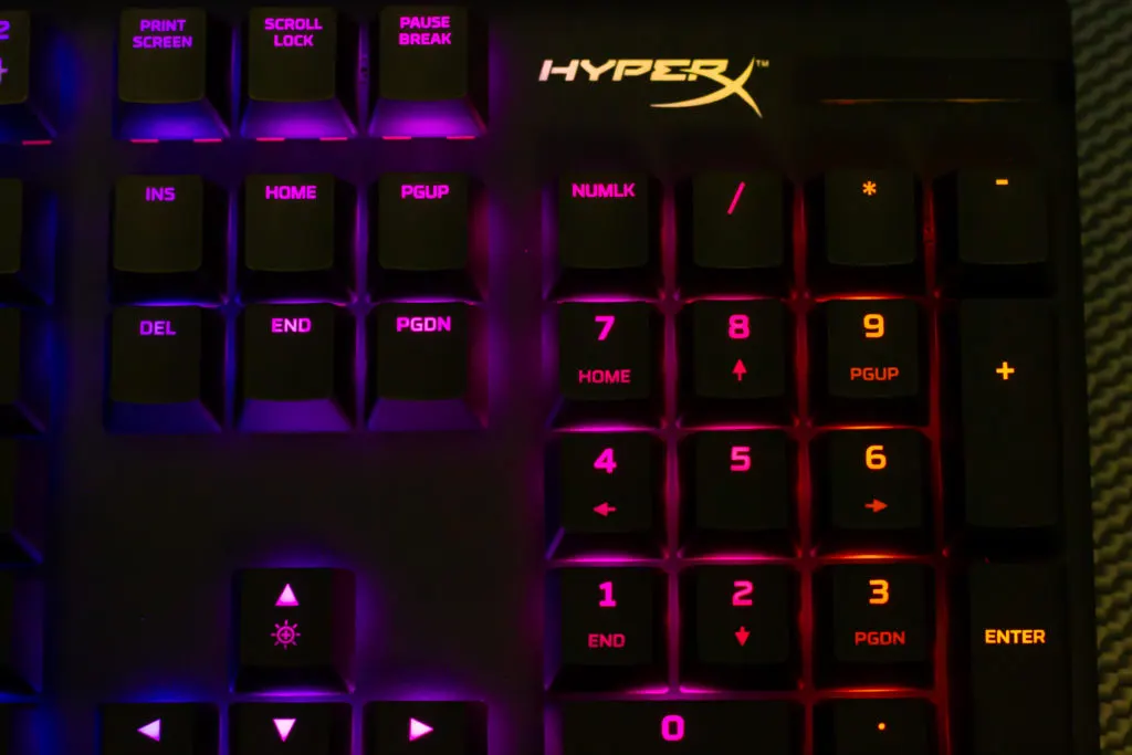 Logo HyperX sur le clavier RGB Alloy Origins