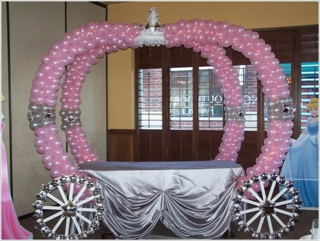 Sur Pinterest Balloon carriage with pink or silver table cloth for dessert table