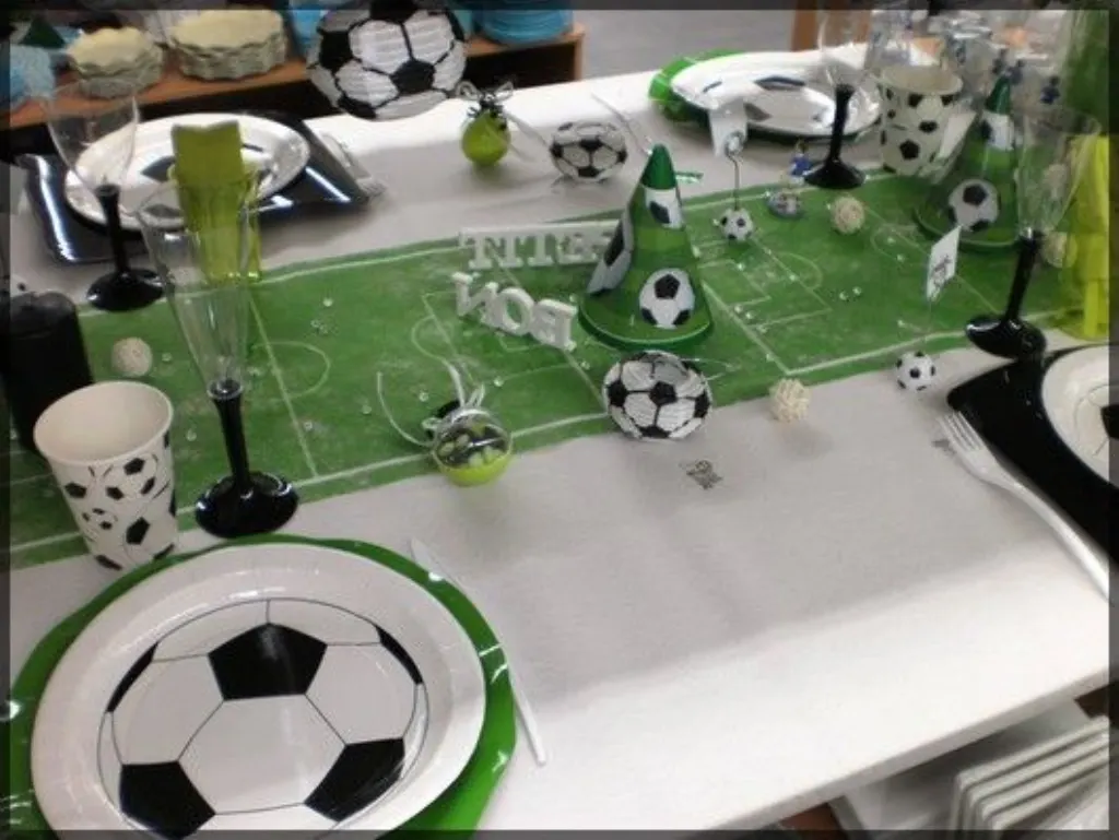 Sur Pinterest Une table d'anniversaire spéciale Football ! Sympa pour un petit