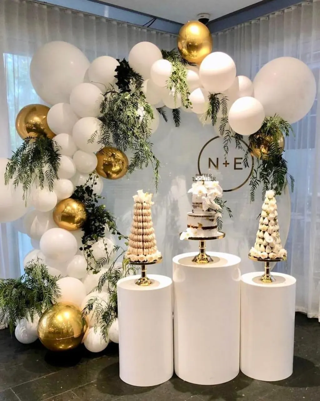 Sur Pinterest For the love of white! We loved styling this elegant white balloon