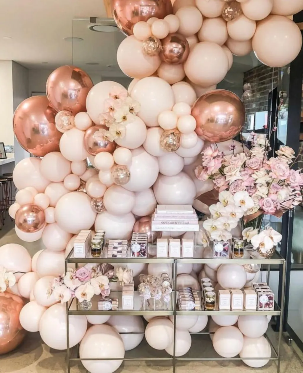 Sur Pinterest 18 Brilliant Balloon Displays + Creative Ways to Incorporate Them Into