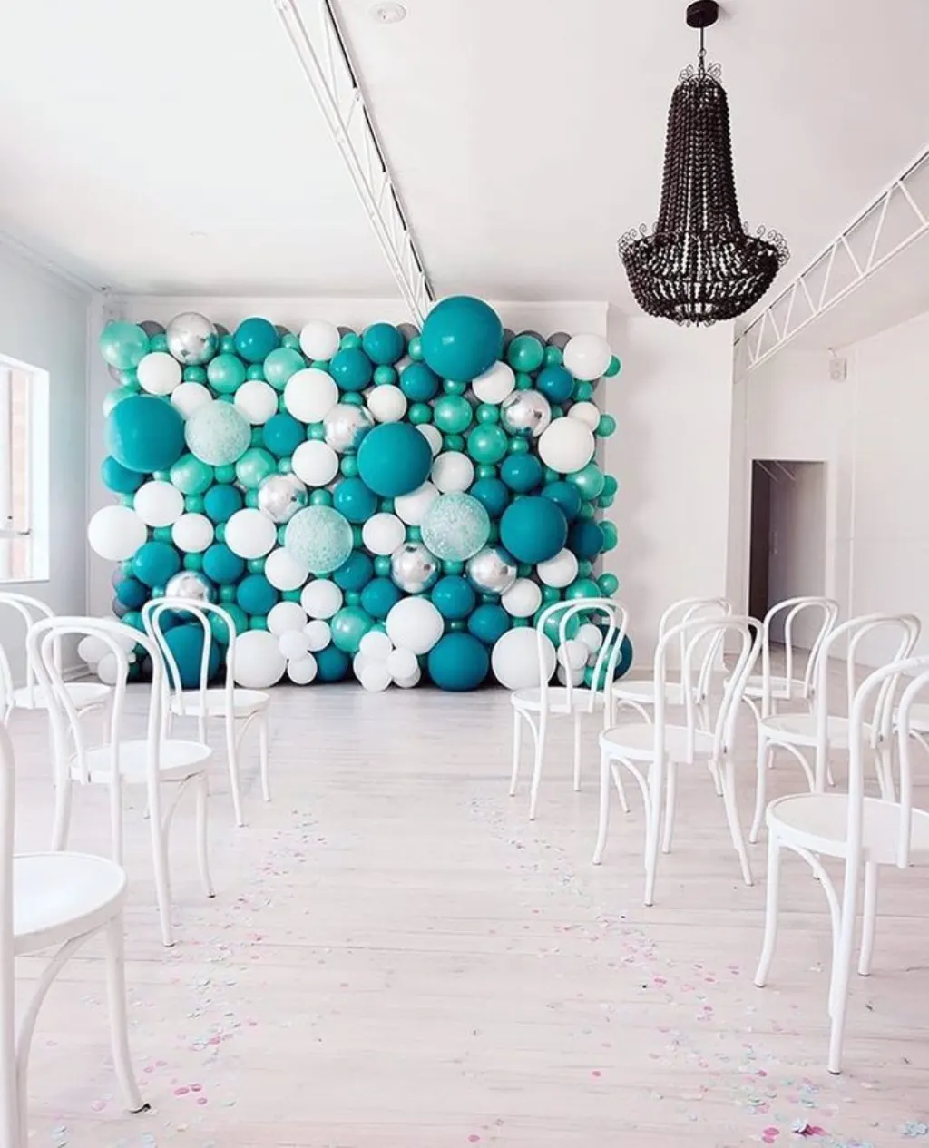 Sur Pinterest Aqua/blue/white balloon backdrop // Décor de ballons bleus, turquoise