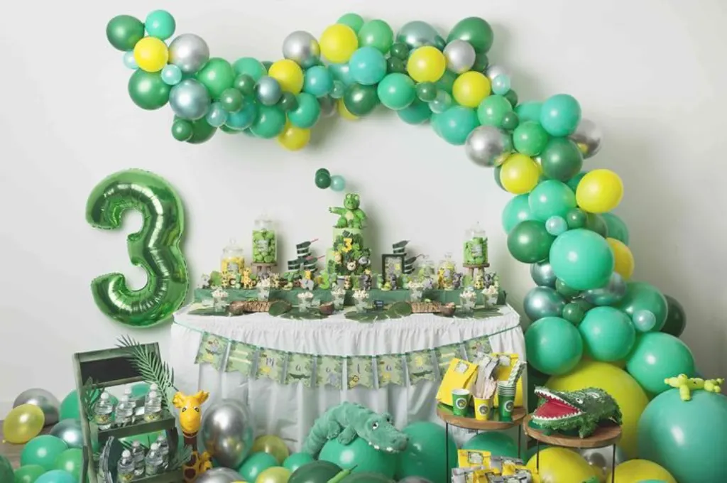 Sur Pinterest Anniversaire Thème Jungle avec une décoration organique Safari Vert /
