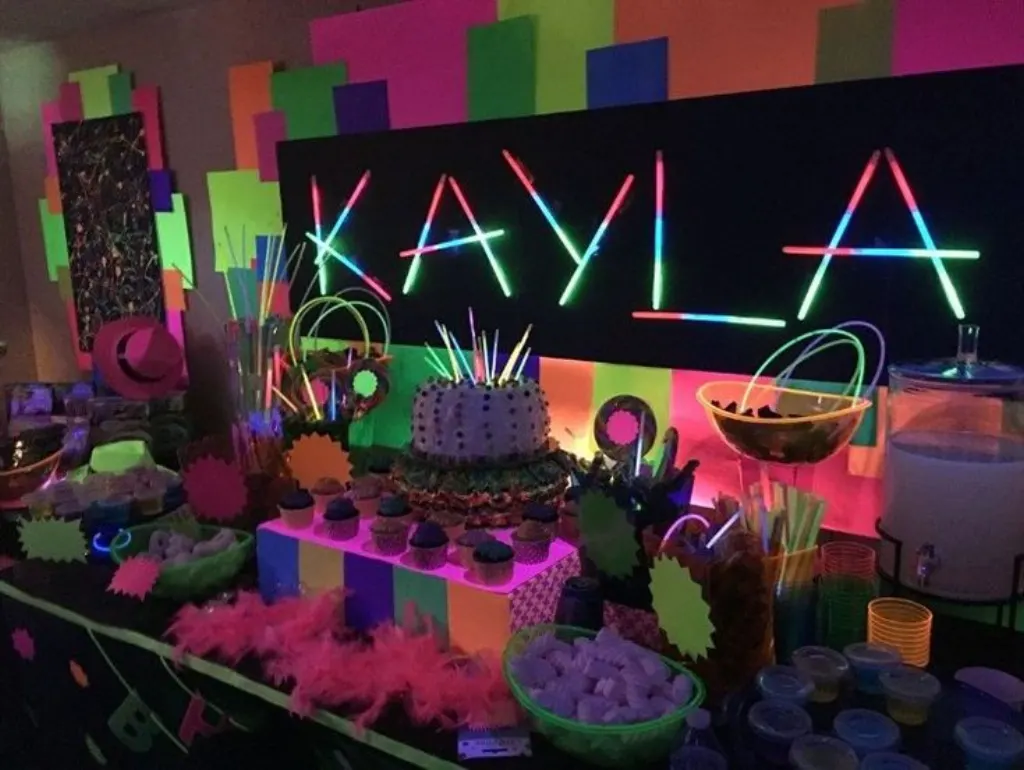 Sur Pinterest Quels sont les incontournables de la décoration fluo anniversaire?