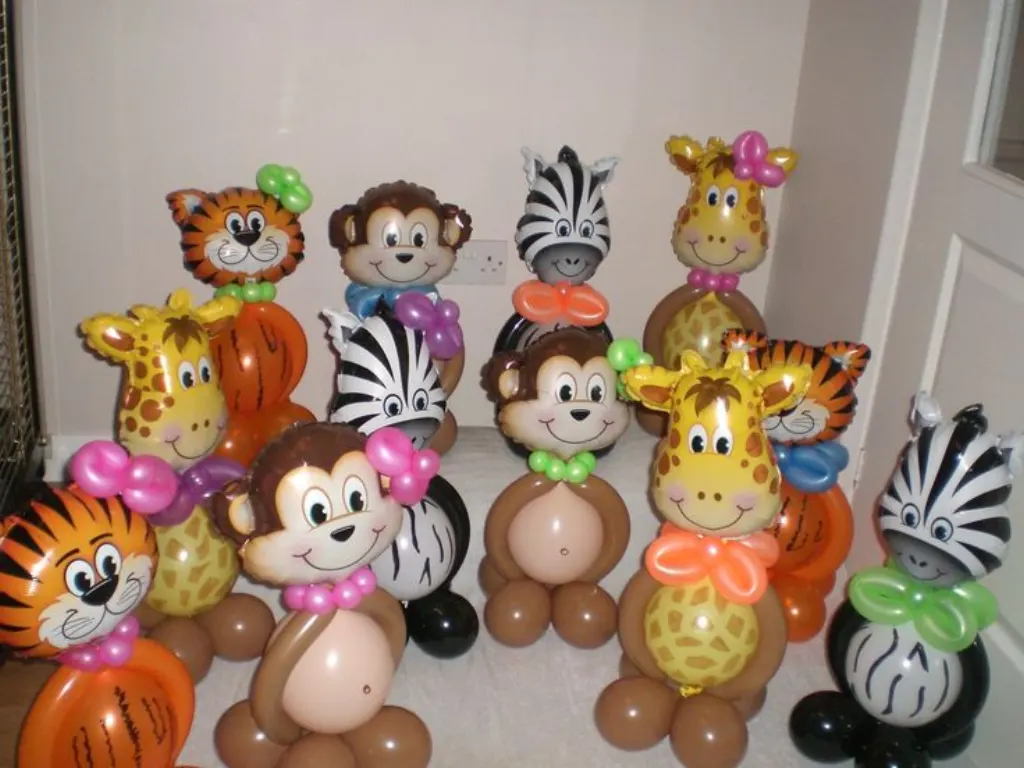 Sur Pinterest animal centerpieces (can hold helium-filled balloons in hands)
