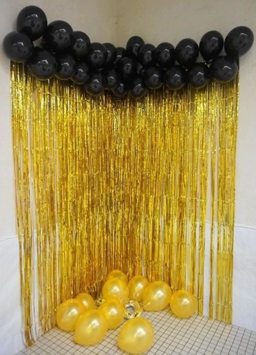 Sur Pinterest Déco anniversaire- thème or et noir – gold party géométrie photobooth