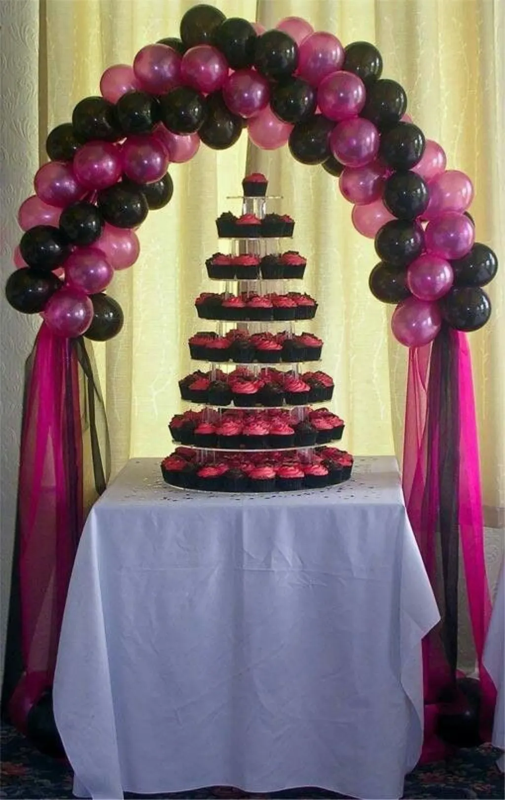 Sur Pinterest cute way to display cake or cupcakes