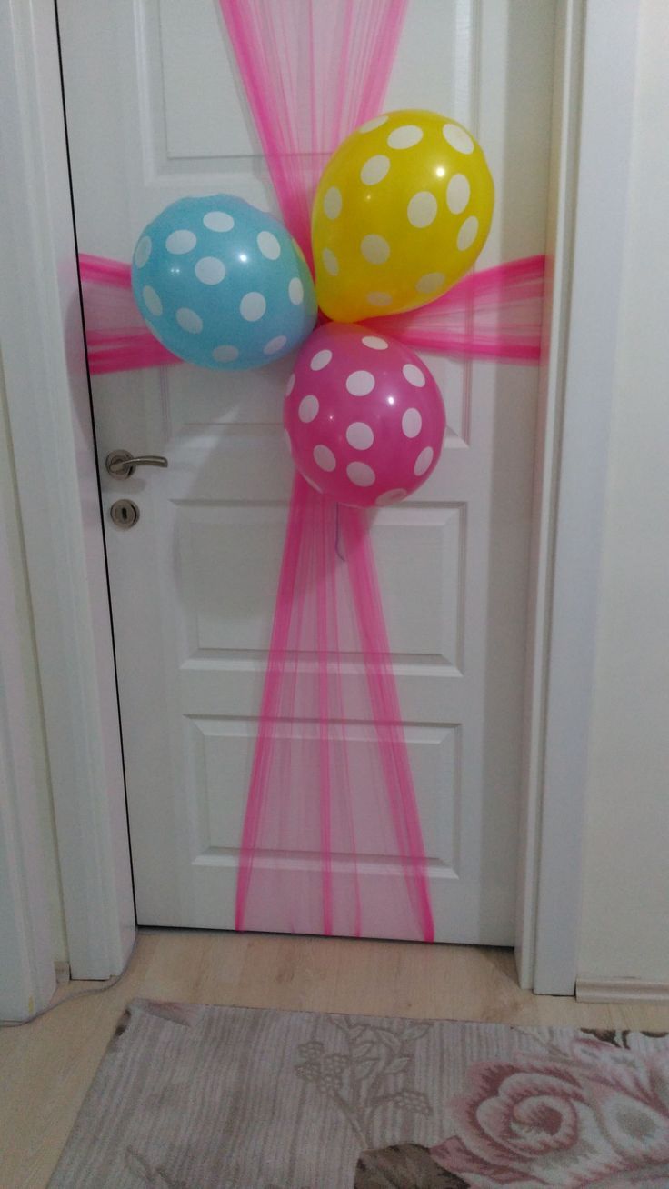 Sur Pinterest Sheer ribbon tied to the door with three balloons | Accro-Jeux